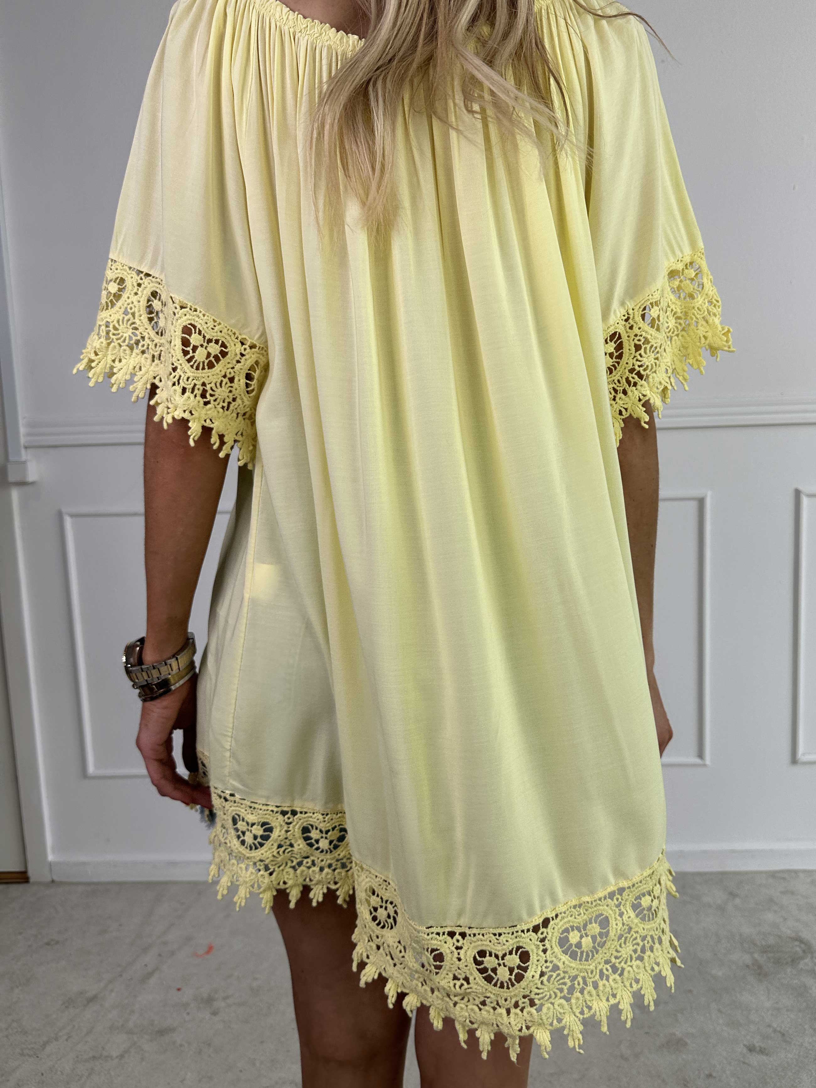 Carnelia - Sød tunikakjole i viskose med broderet kanter